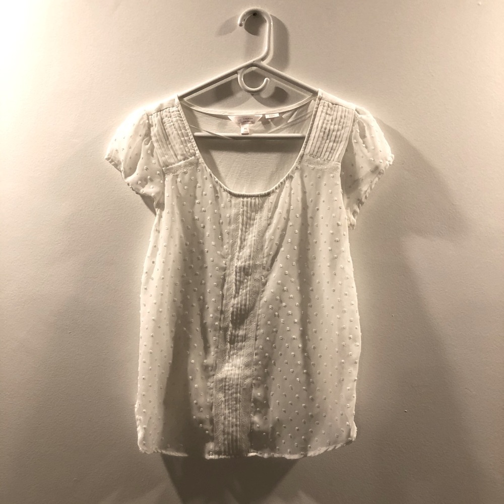 Women’s white poka dot textured tee.